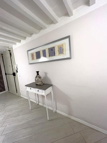 a white room with a table and a picture on the wall at Allegra Toscana - Affittacamere Guest house Arezzo in Arezzo