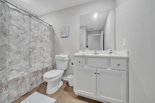 ein weißes Badezimmer mit Toilette und Waschbecken in der Unterkunft Stonecrest 712, 2bd Apt I Free Parking I Pool in New Albany