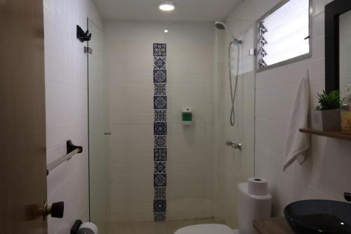 メデジンにあるLiving Poblado Manila 301 E Habitación Dobleのシャワー、トイレ、洗面台付きのバスルーム
