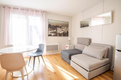 un salon avec un canapé et une table dans l'établissement Confort et modernité proche de Jean-Jaurès, à Tours