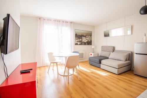 un salon avec une table et un canapé dans l'établissement Confort et modernité proche de Jean-Jaurès, à Tours