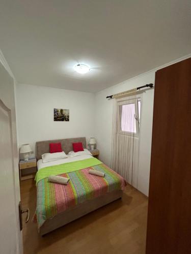Postel nebo postele na pokoji v ubytování Lazarus Bigova apartments