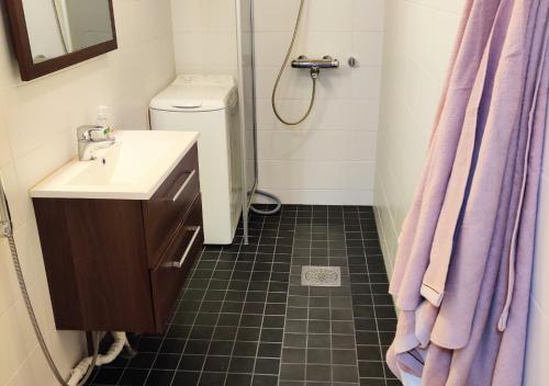 a small bathroom with a sink and a shower at Viihtyisä yksiö Porissa in Pori