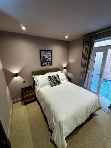 Postel nebo postele na pokoji v ubytování Macbeths Corner High end luxury apartment in centre with parking