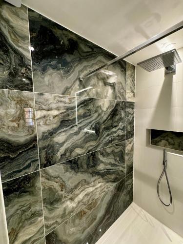 Koupelna v ubytování Macbeths Corner High end luxury apartment in centre with parking