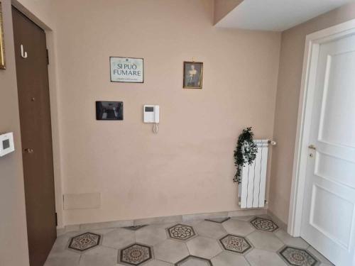 a hallway with a door and a sign on the wall at La Casa del Poeta in Mercato San Severino
