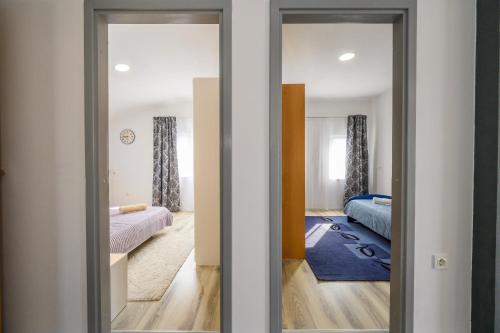 Postel nebo postele na pokoji v ubytování Apartman Dora Metković
