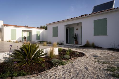 una casa bianca con persiane verdi di B&B Casa Areia a Colares