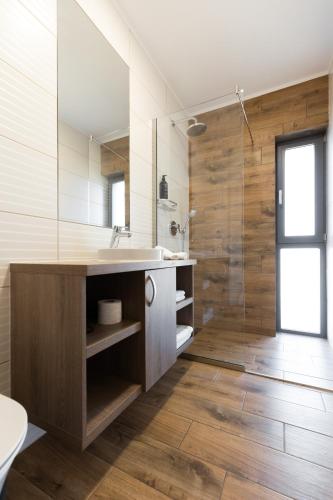 a bathroom with a sink and a shower at Aquangar in Cehu Silvaniei
