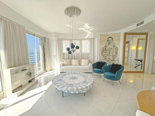 un salon avec un canapé, une table et des chaises dans l'établissement Sea Front Penthouse Cote d Azur, à Nice