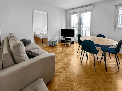 un salon avec un canapé et une table dans l'établissement Style et Tranquillité au Kremlin-Bicêtre, au Kremlin-Bicêtre