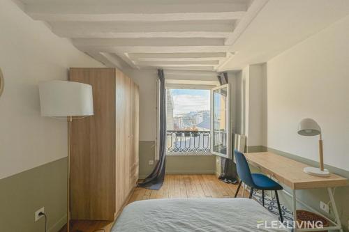une chambre avec un lit, un bureau et une fenêtre dans l'établissement Flexliving - room - Lune, à Paris