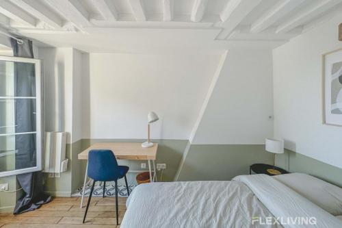 une chambre avec un lit et un bureau dans l'établissement Flexliving - room - Lune, à Paris