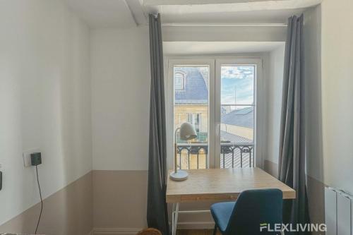Cette petite chambre dispose d'une table et d'une fenêtre. dans l'établissement Flexliving - room - Lune, à Paris