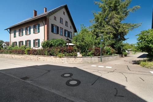 a house with the number eight painted on the street at Sabine Proft in Ottersweier