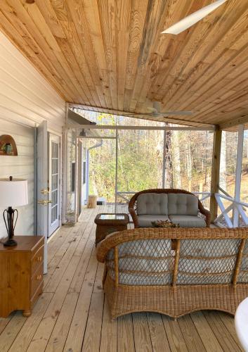 Ruang duduk di Paradise Meadows Farmhouse