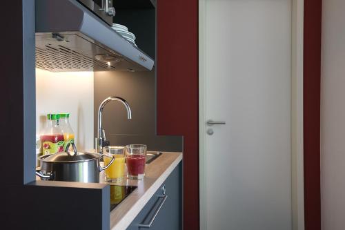 Kuchyň nebo kuchyňský kout v ubytování HUB Apartments