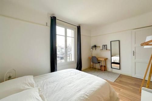 une chambre blanche avec un grand lit et une fenêtre dans l'établissement Flexliving - room - Entrepreneur, à Paris