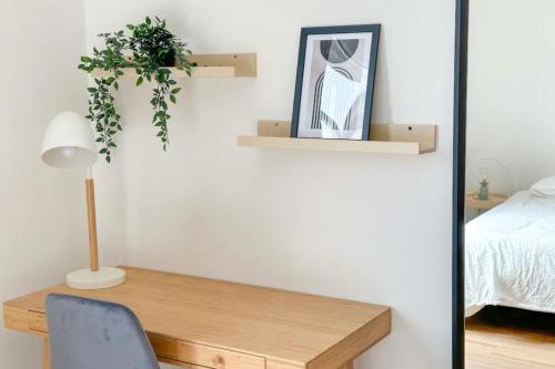 - une chambre avec un bureau et un lit dans l'établissement Flexliving - room - Entrepreneur, à Paris