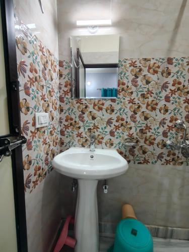 a bathroom with a sink and a mirror at Deepak Homestay in Rishīkesh