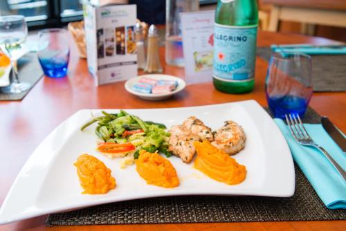 une assiette de nourriture avec des légumes sur une table dans l'établissement Brit Hotel Saint Malo – Le Transat, à Saint-Malo