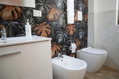 a bathroom with a toilet and a sink at Alessia Sweet Home in SantʼAngelo in Formis