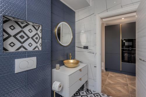 リエカにあるAdastra apartments with private parking and floor heatingの洗面台と鏡のあるバスルーム