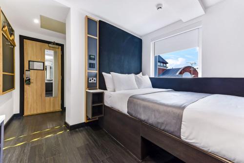 Postel nebo postele na pokoji v ubytování The Z Hotel Strand