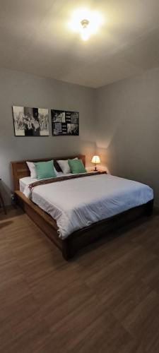 a bedroom with a large bed in a room at Tanggu ubud homestay in Ubud