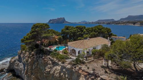 una vista aérea de una casa sobre un acantilado en AVANOA - Cabo Palos Moraira, en Cap Blanc