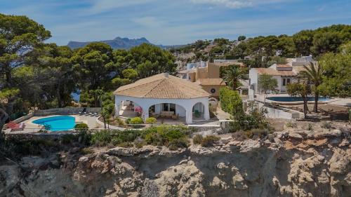 una vista aérea de una casa sobre un acantilado en AVANOA - Cabo Palos Moraira, en Cap Blanc