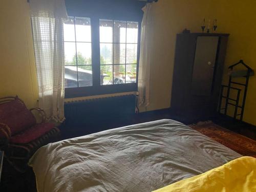 Postel nebo postele na pokoji v ubytování Retro Modern Villa Rose -Unique Sapanca Lake View