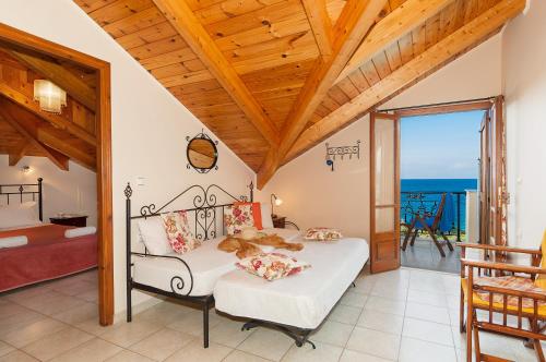 Postel nebo postele na pokoji v ubytování Kavos Psarou Studios & Apartments