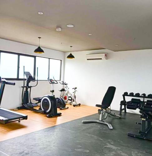 Pusat kecergasan dan/atau kemudahan kecergasan di Pool View Suites with Rooftop Pool at Youth City Nilai by D'KAY HOMES, near USIM KLIA