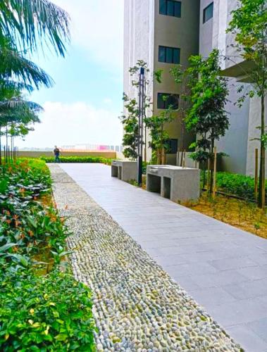 Taman di luar Pool View Suites with Rooftop Pool at Youth City Nilai by D'KAY HOMES, near USIM KLIA