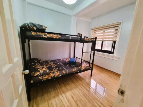 a bedroom with a bunk bed in a room at Trail Bedz Homestay in Baguio