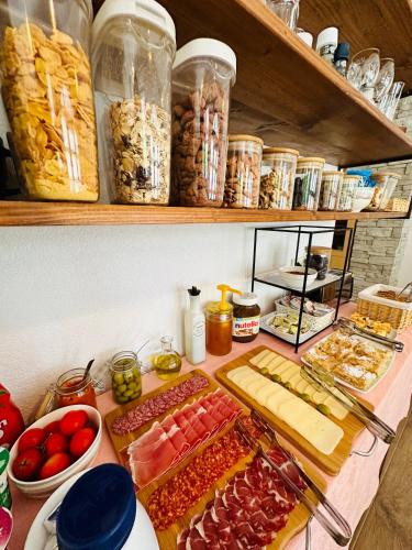 ein Tisch mit vielen verschiedenen Arten von Essen darauf in der Unterkunft B&B Villa Plitvica in Plitvica Selo