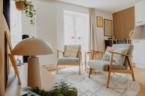 a living room with two chairs and a lamp at sleepArt cream in Celle
