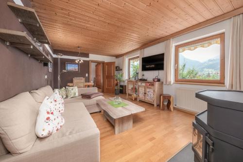 ein Wohnzimmer mit Couch und Tisch in der Unterkunft Appartement Kimm Eicha in Hart im Zillertal
