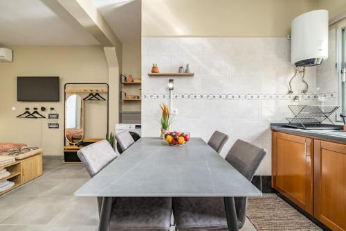 a kitchen and a dining room with a table and chairs at Basalto in Seixal