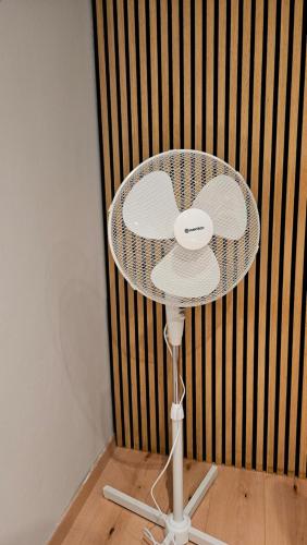 a white fan sitting on top of a table at Apartment L19 One Bamberg - geräumig in ruhiger Lage mit Parkplatz in Bamberg