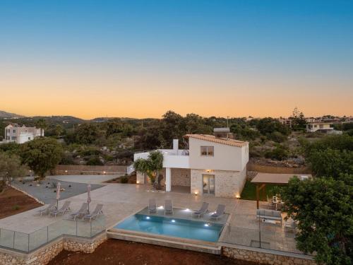 een luchtfoto van een villa met zwembad bij Miroy Sea View Villa in Atsipopoulo