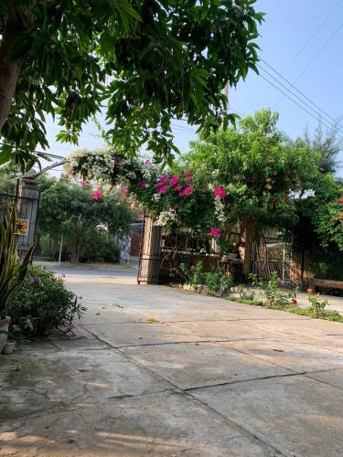 a garden with pink flowers on a fence at Trại Hoa Vàng Homestay at Phú Yên in Ðông Tác (1)