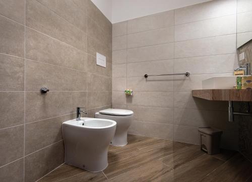 a bathroom with a toilet and a sink at Nella mia città in Lagonegro