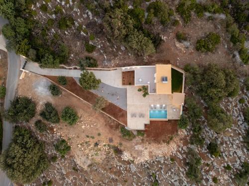 een uitzicht op een huis met een zwembad bij Miroy Sea View Villa in Atsipopoulo