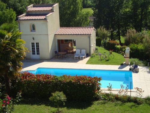 a small house with a swimming pool in the yard at Gîte LA BRUGUE avec piscine à 5 mn d'ALBI in Puygouzon
