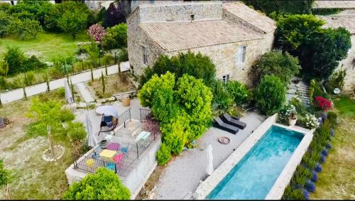 an aerial view of a house with a swimming pool at L Ostau de la Treille in Limans