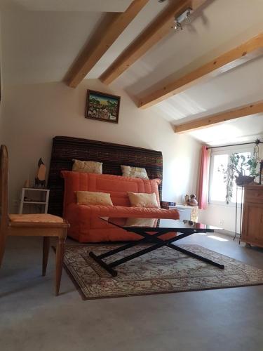 une chambre avec un lit et une table dans une pièce dans l'établissement appartement sur les toits, à Montpellier