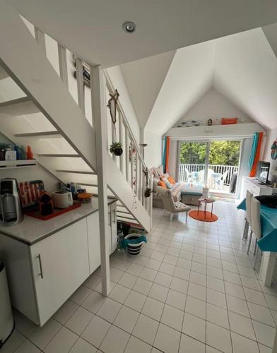 une cuisine avec un escalier et un salon dans l'établissement Vacances, à Pornichet