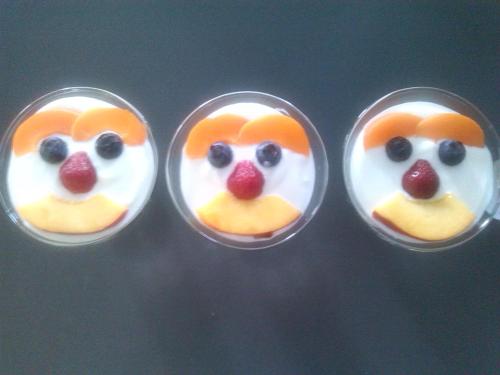 three cupcakes with a face with eyes and berries on them at B&B Molmento in Mol